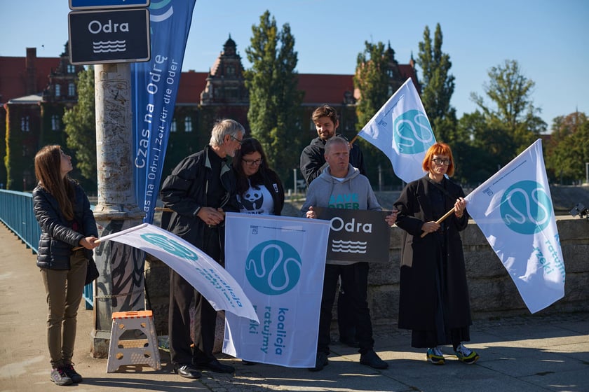 Konferencja prasowa ekologów, którzy zmienili we Wrocławiu oznakowanie Odry na żałobne