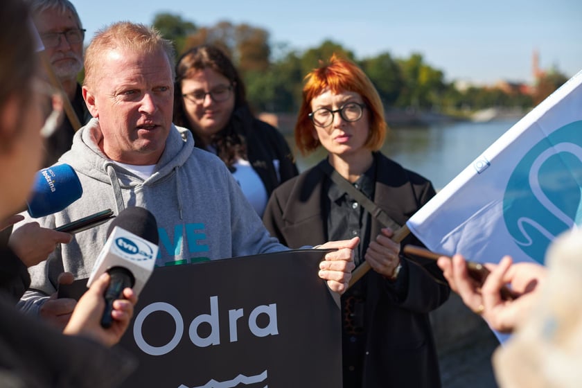 Konferencja prasowa ekologów, którzy zmienili we Wrocławiu oznakowanie Odry na żałobne