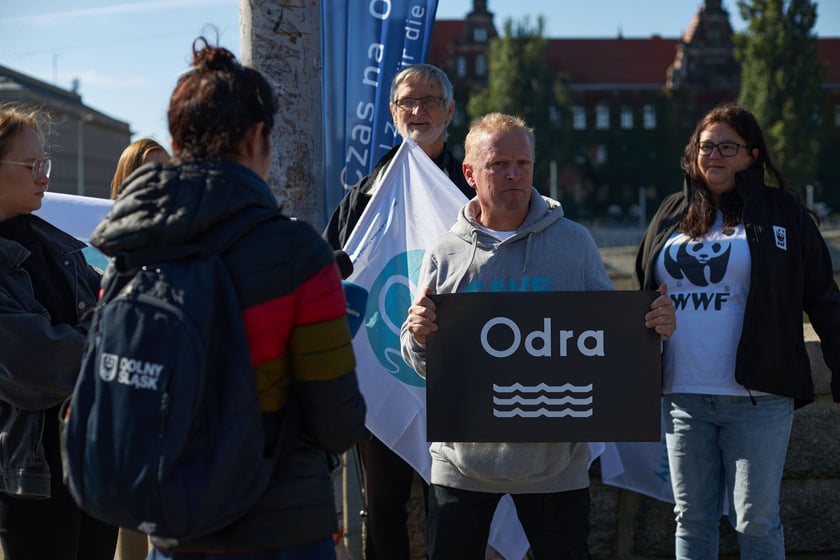 Konferencja prasowa ekologów, którzy zmienili we Wrocławiu oznakowanie Odry na żałobne