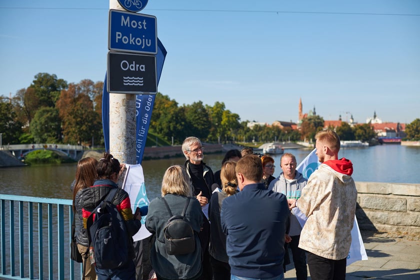 Konferencja prasowa ekologów, którzy zmienili we Wrocławiu oznakowanie Odry na żałobne