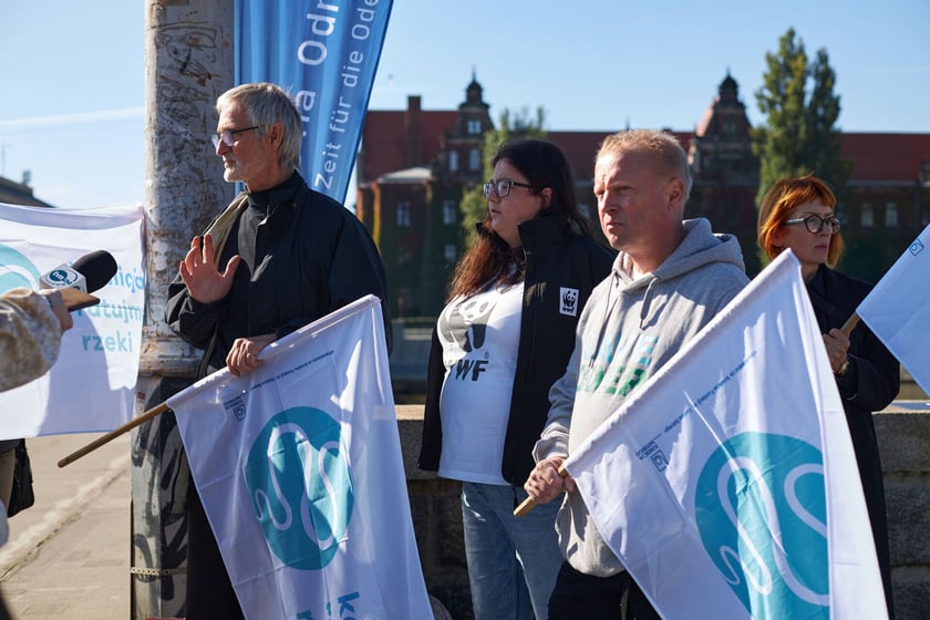 Konferencja prasowa ekologów, którzy zmienili we Wrocławiu oznakowanie Odry na żałobne