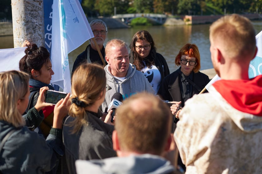 Konferencja prasowa ekologów, którzy zmienili we Wrocławiu oznakowanie Odry na żałobne