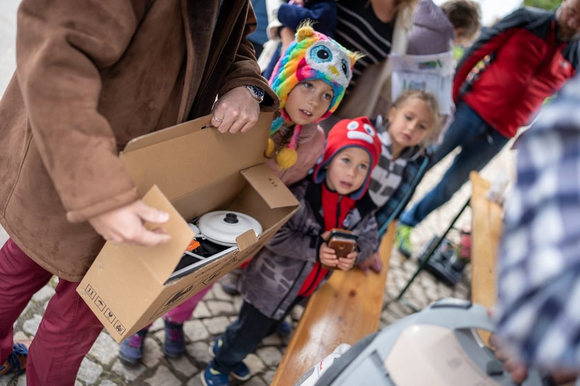 ekopiknik Ekosystemu, na zdjęciach uczestnicy, rodziny z dziećmi oraz organizatorzy, stoiska, atrakcje, zabawy
