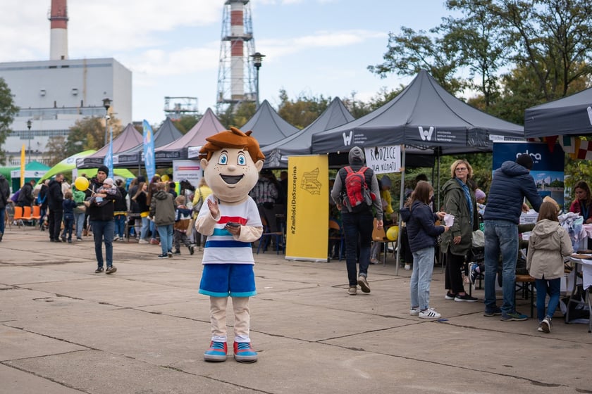 ekopiknik Ekosystemu, na zdjęciach uczestnicy, rodziny z dziećmi oraz organizatorzy, stoiska, atrakcje, zabawy