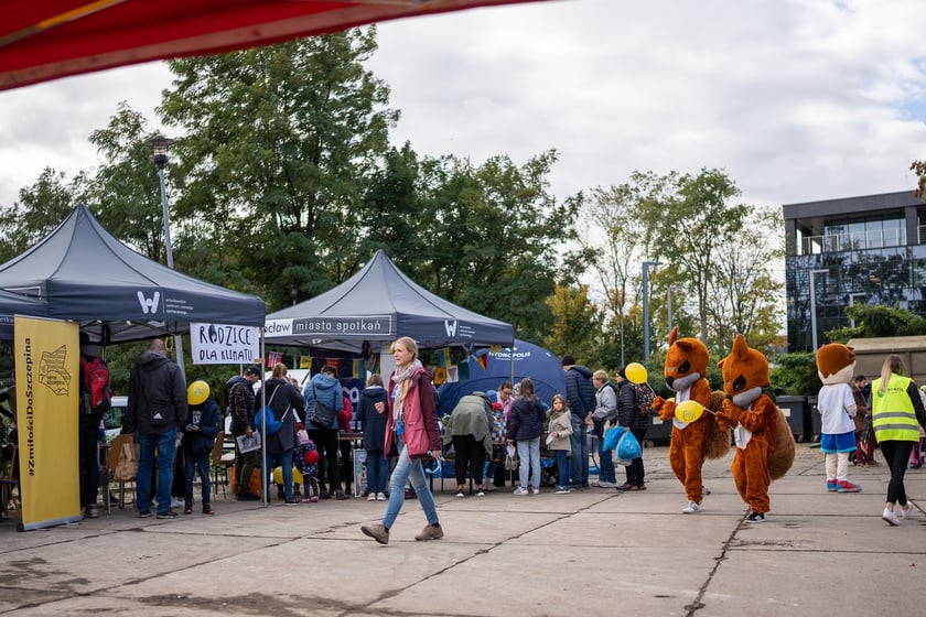 ekopiknik Ekosystemu, na zdjęciach uczestnicy, rodziny z dziećmi oraz organizatorzy, stoiska, atrakcje, zabawy