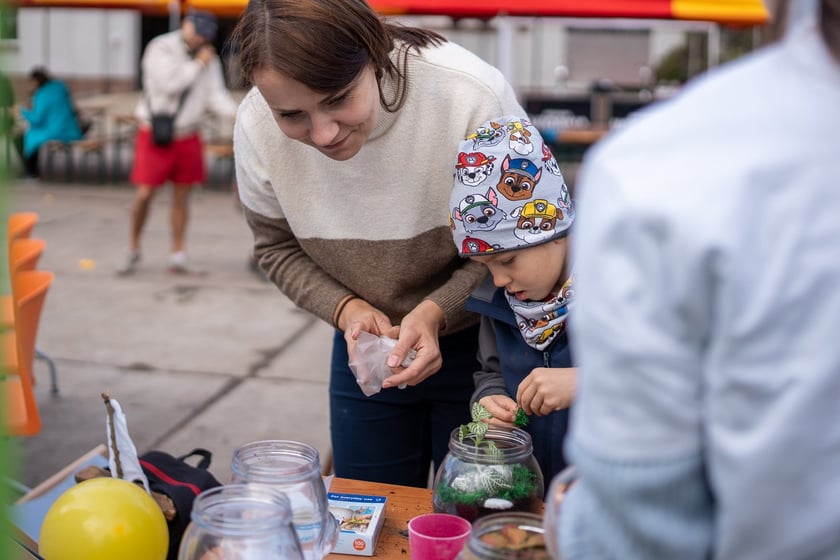 ekopiknik Ekosystemu, na zdjęciach uczestnicy, rodziny z dziećmi oraz organizatorzy, stoiska, atrakcje, zabawy