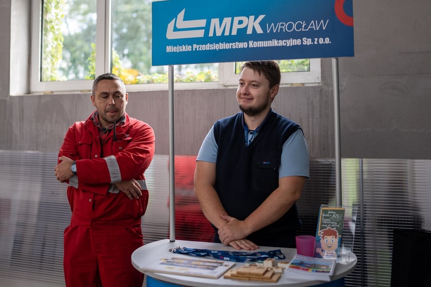 ekopiknik Ekosystemu, na zdjęciach uczestnicy, rodziny z dziećmi oraz organizatorzy, stoiska, atrakcje, zabawy