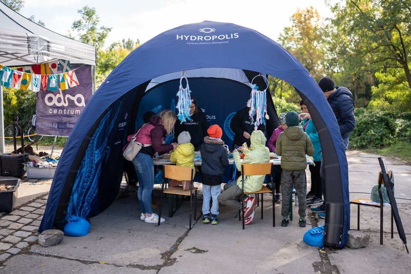 ekopiknik Ekosystemu, na zdjęciach uczestnicy, rodziny z dziećmi oraz organizatorzy, stoiska, atrakcje, zabawy