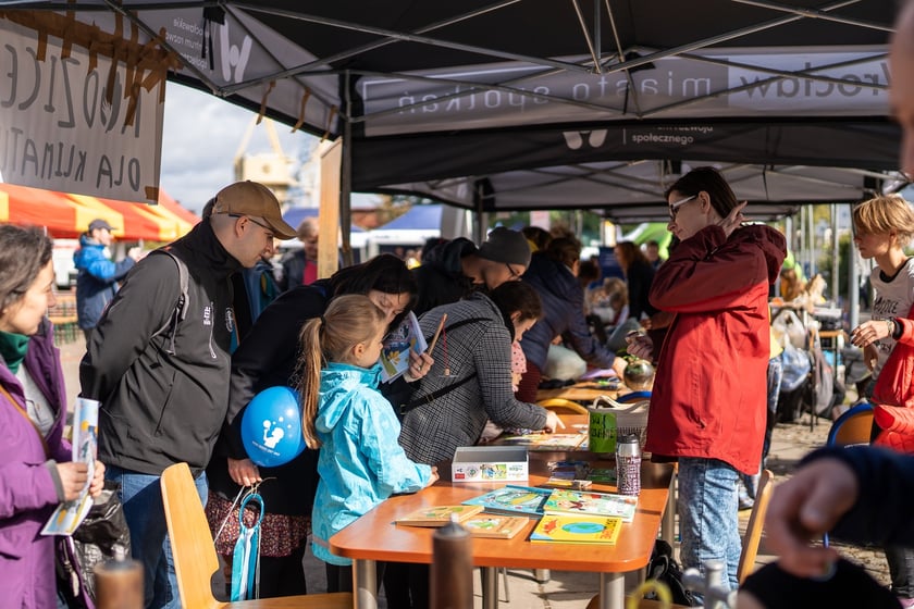 ekopiknik Ekosystemu, na zdjęciach uczestnicy, rodziny z dziećmi oraz organizatorzy, stoiska, atrakcje, zabawy