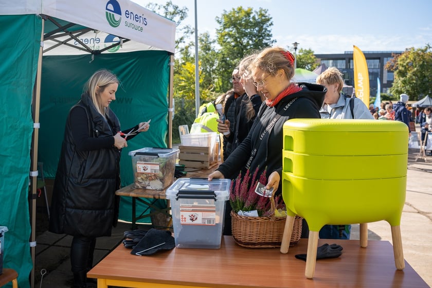 ekopiknik Ekosystemu, na zdjęciach uczestnicy, rodziny z dziećmi oraz organizatorzy, stoiska, atrakcje, zabawy