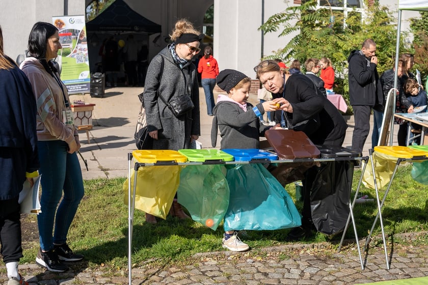 ekopiknik Ekosystemu, na zdjęciach uczestnicy, rodziny z dziećmi oraz organizatorzy, stoiska, atrakcje, zabawy