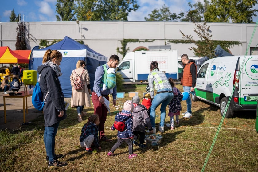 ekopiknik Ekosystemu, na zdjęciach uczestnicy, rodziny z dziećmi oraz organizatorzy, stoiska, atrakcje, zabawy
