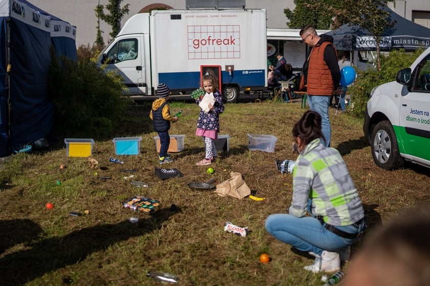 ekopiknik Ekosystemu, na zdjęciach uczestnicy, rodziny z dziećmi oraz organizatorzy, stoiska, atrakcje, zabawy