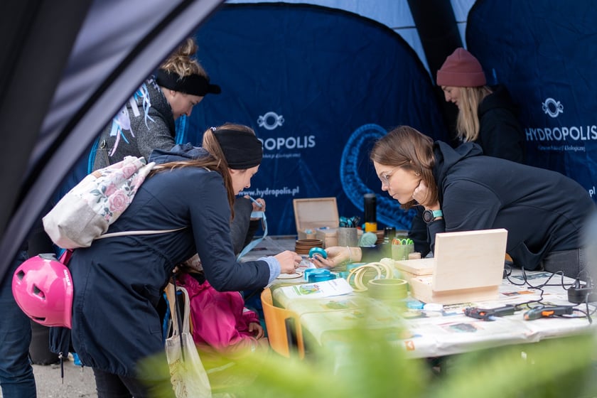 ekopiknik Ekosystemu, na zdjęciach uczestnicy, rodziny z dziećmi oraz organizatorzy, stoiska, atrakcje, zabawy
