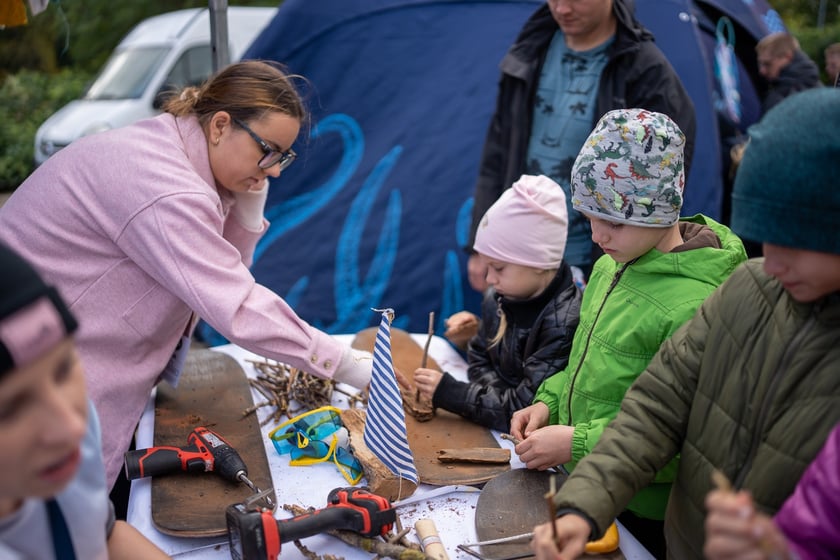 ekopiknik Ekosystemu, na zdjęciach uczestnicy, rodziny z dziećmi oraz organizatorzy, stoiska, atrakcje, zabawy
