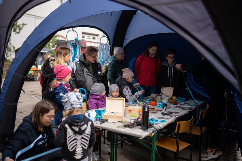 ekopiknik Ekosystemu, na zdjęciach uczestnicy, rodziny z dziećmi oraz organizatorzy, stoiska, atrakcje, zabawy