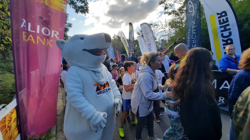 Na zdjęciach uczestnicy Wild Run 2022, dzikiego biegu w Zoo Wrocław