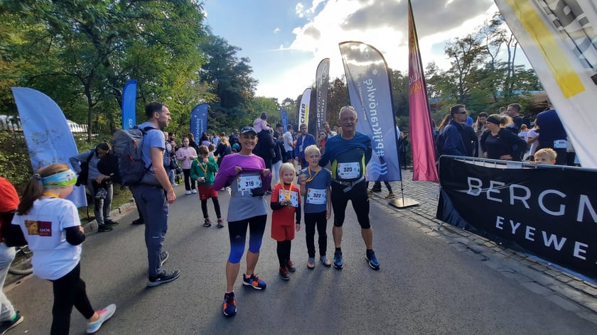 Na zdjęciach uczestnicy Wild Run 2022, dzikiego biegu w Zoo Wrocław