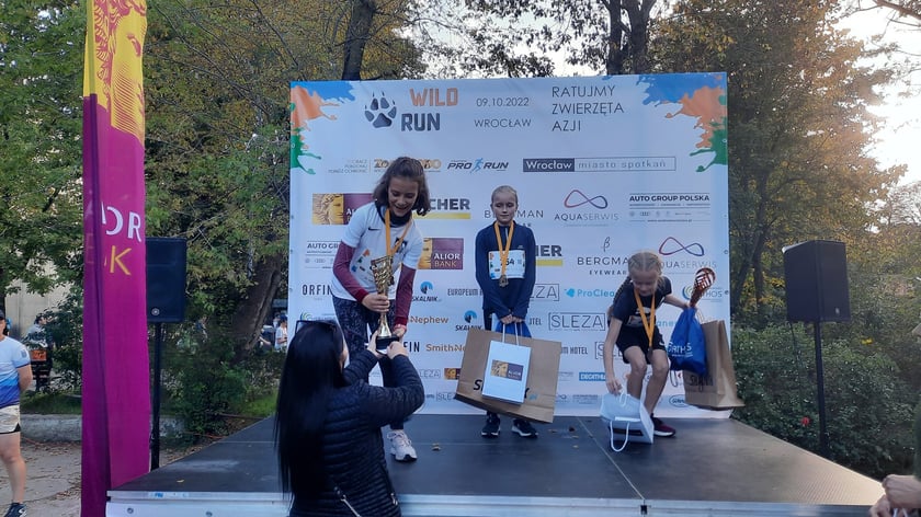 Na zdjęciach uczestnicy Wild Run 2022, dzikiego biegu w Zoo Wrocław