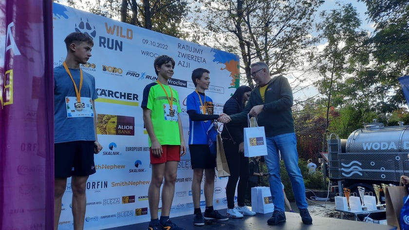 Na zdjęciach uczestnicy Wild Run 2022, dzikiego biegu w Zoo Wrocław