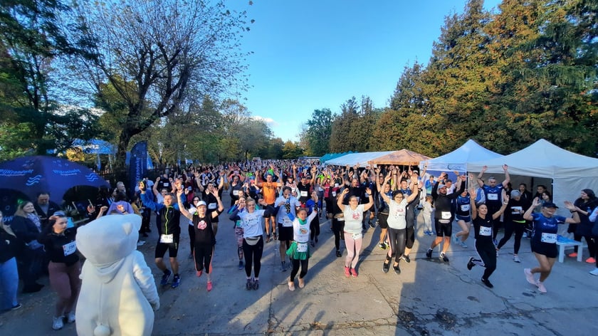 Na zdjęciach uczestnicy Wild Run 2022, dzikiego biegu w Zoo Wrocław
