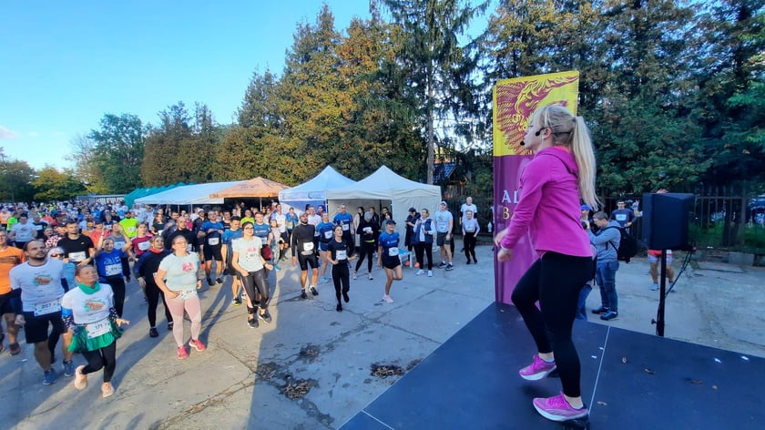 Na zdjęciach uczestnicy Wild Run 2022, dzikiego biegu w Zoo Wrocław