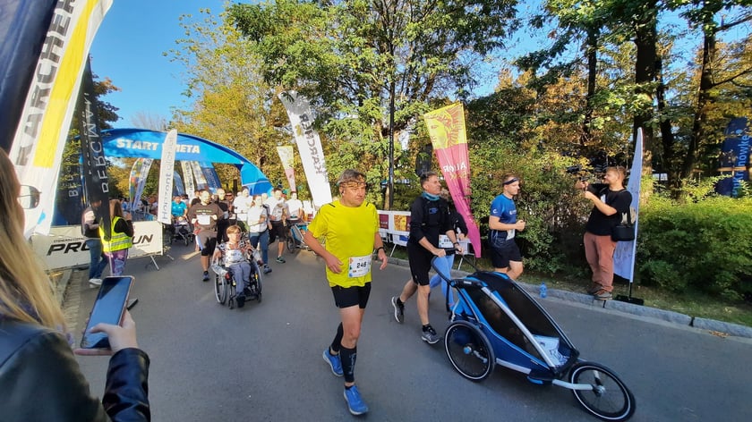 Na zdjęciach uczestnicy Wild Run 2022, dzikiego biegu w Zoo Wrocław