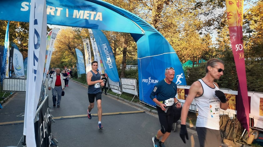 Na zdjęciach uczestnicy Wild Run 2022, dzikiego biegu w Zoo Wrocław
