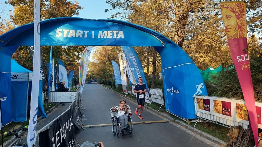 Na zdjęciach uczestnicy Wild Run 2022, dzikiego biegu w Zoo Wrocław