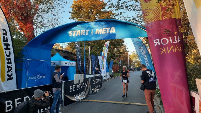 Na zdjęciach uczestnicy Wild Run 2022, dzikiego biegu w Zoo Wrocław