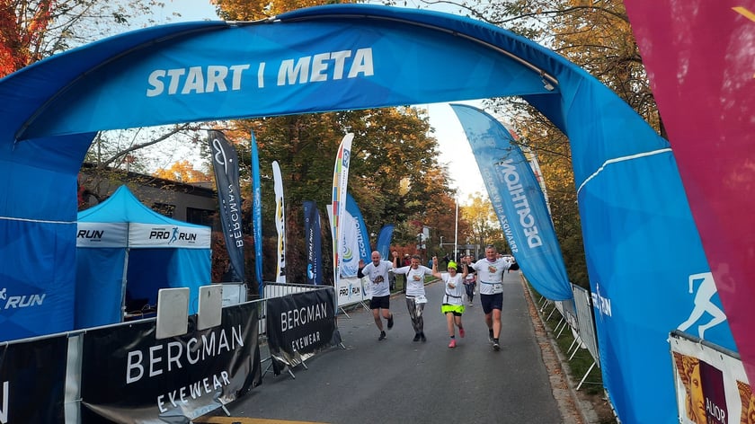 Na zdjęciach uczestnicy Wild Run 2022, dzikiego biegu w Zoo Wrocław