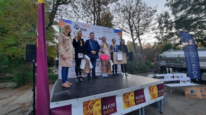Na zdjęciach uczestnicy Wild Run 2022, dzikiego biegu w Zoo Wrocław