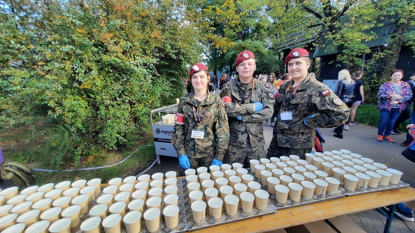 Na zdjęciach uczestnicy Wild Run 2022, dzikiego biegu w Zoo Wrocław