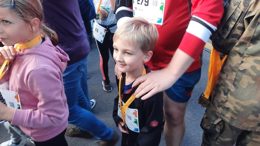 Na zdjęciach uczestnicy Wild Run 2022, dzikiego biegu w Zoo Wrocław
