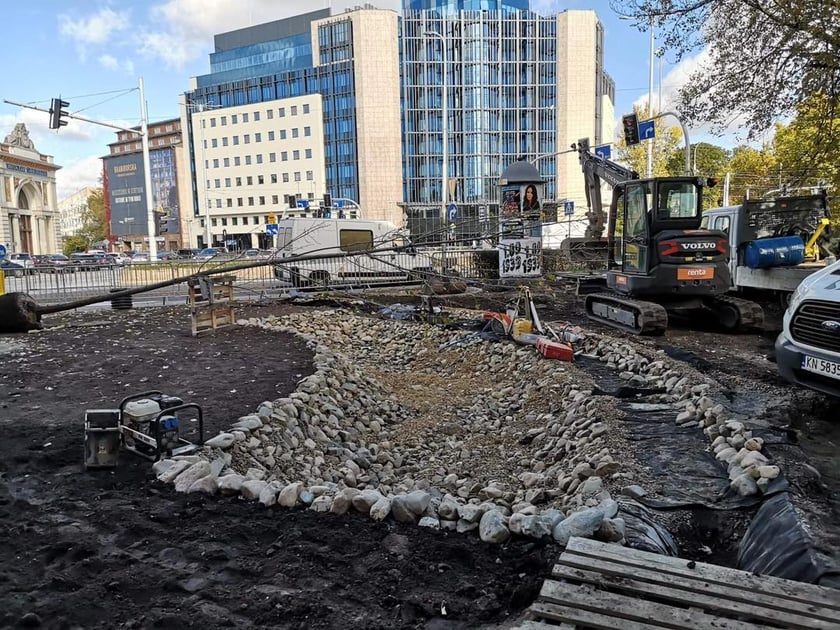 Sadzenie roślin przy placu Orląt Lwowskich