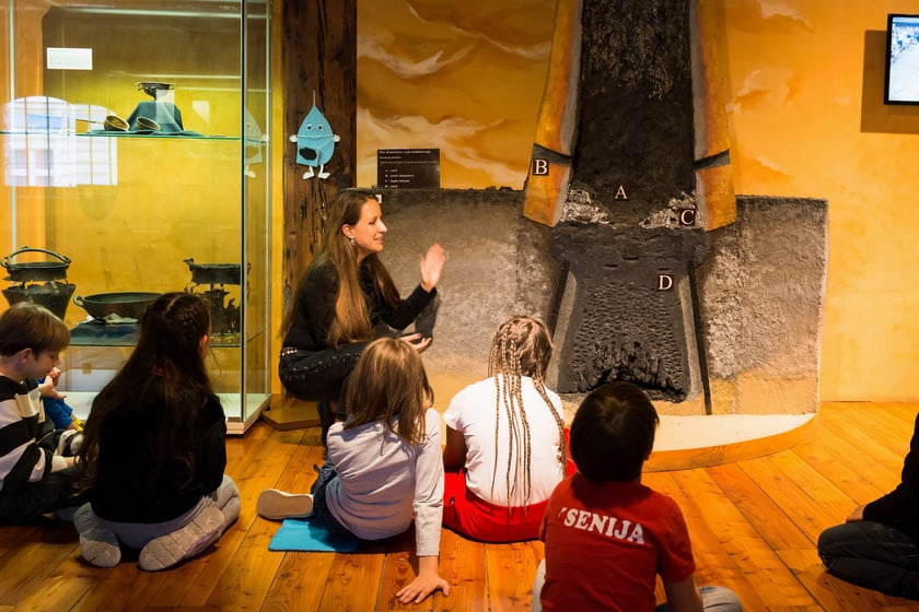 Na zdjęciu dzieci podczas ekologicznej lekcji w Muzeum Archeologicznym