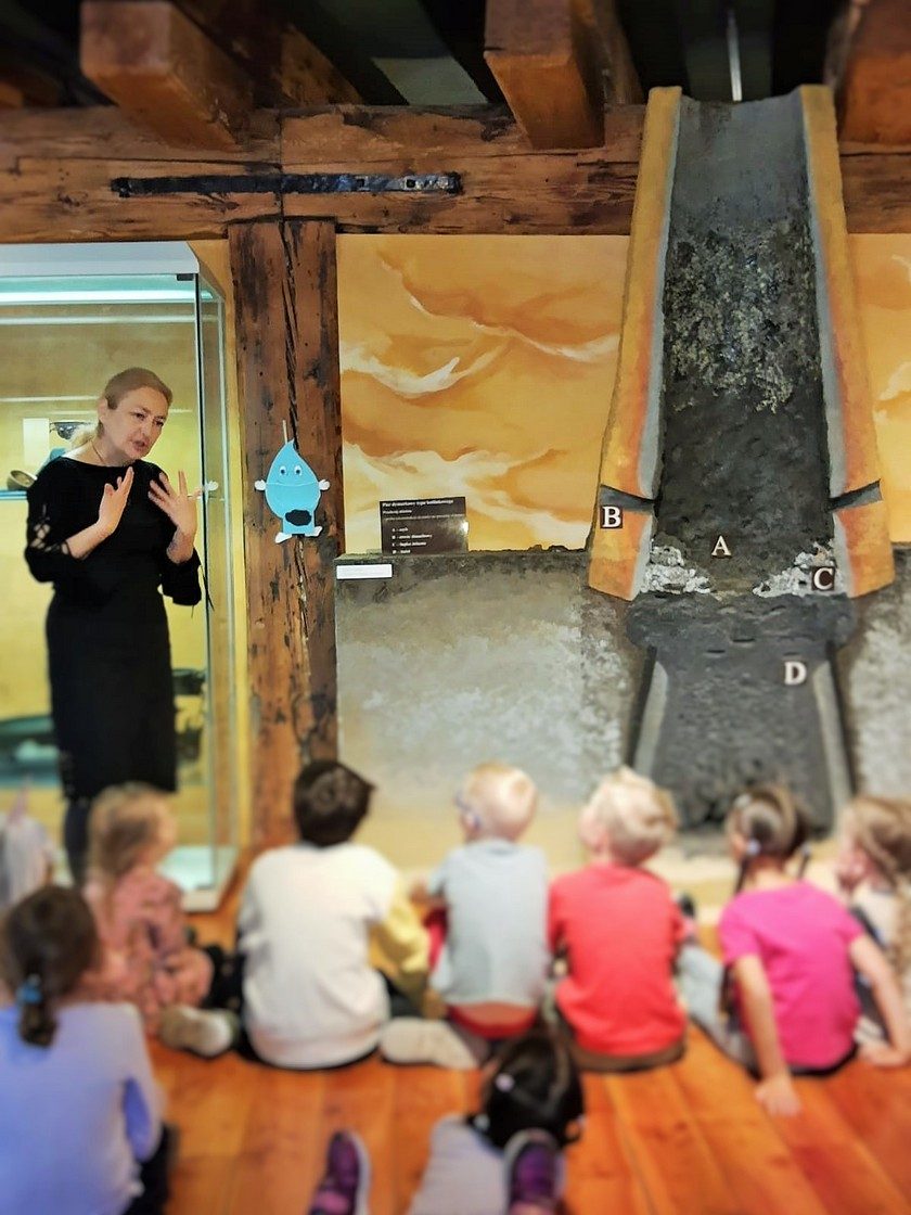 Na zdjęciu dzieci podczas ekologicznej lekcji w Muzeum Archeologicznym