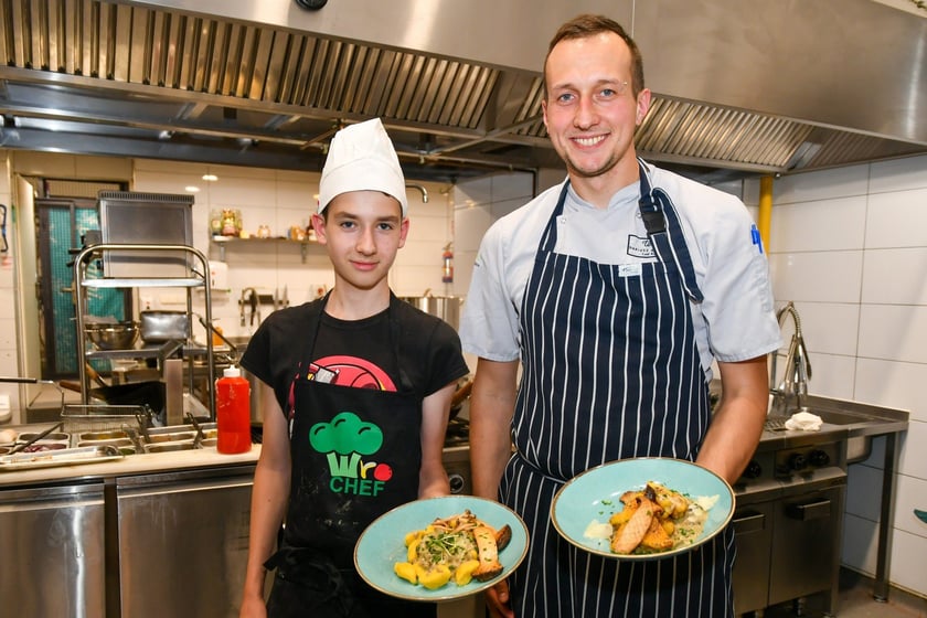 Na zdjęciu laureat konkursu WroCHEF Filip Barankiewicz i szef kuchni restauracji UMAMI Dumpling & Pasta Bar Dariusz Łaźniewski oraz specjał ?uczta dyniowo-grzybowa?