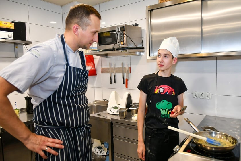 Na zdjęciu laureat konkursu WroCHEF Filip Barankiewicz i szef kuchni restauracji UMAMI Dumpling & Pasta Bar Dariusz Łaźniewski oraz specjał ?uczta dyniowo-grzybowa?