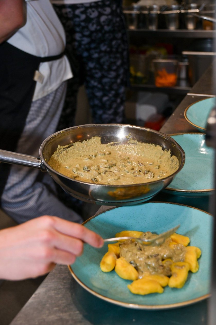 Na zdjęciu laureat konkursu WroCHEF Filip Barankiewicz i szef kuchni restauracji UMAMI Dumpling & Pasta Bar Dariusz Łaźniewski oraz specjał ?uczta dyniowo-grzybowa?