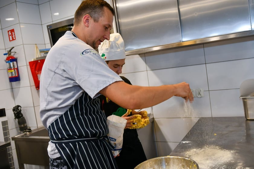 Na zdjęciu laureat konkursu WroCHEF Filip Barankiewicz i szef kuchni restauracji UMAMI Dumpling & Pasta Bar Dariusz Łaźniewski oraz specjał ?uczta dyniowo-grzybowa?