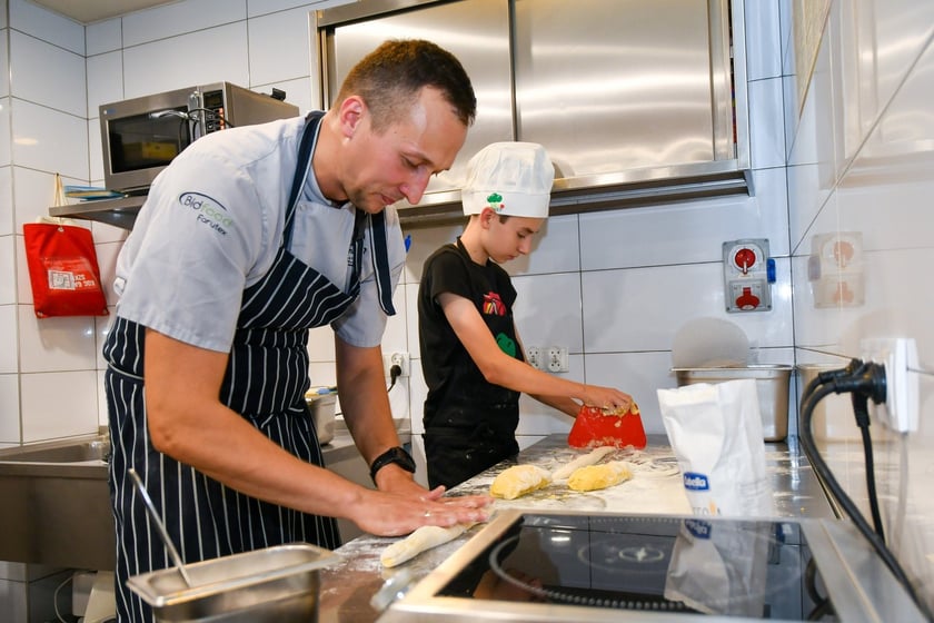 Na zdjęciu laureat konkursu WroCHEF Filip Barankiewicz i szef kuchni restauracji UMAMI Dumpling & Pasta Bar Dariusz Łaźniewski oraz specjał ?uczta dyniowo-grzybowa?