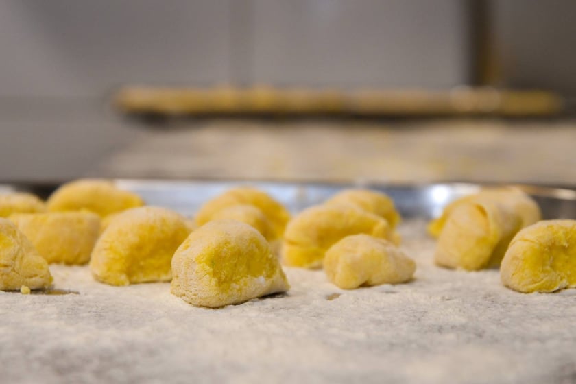 Na zdjęciu laureat konkursu WroCHEF Filip Barankiewicz i szef kuchni restauracji UMAMI Dumpling & Pasta Bar Dariusz Łaźniewski oraz specjał ?uczta dyniowo-grzybowa?