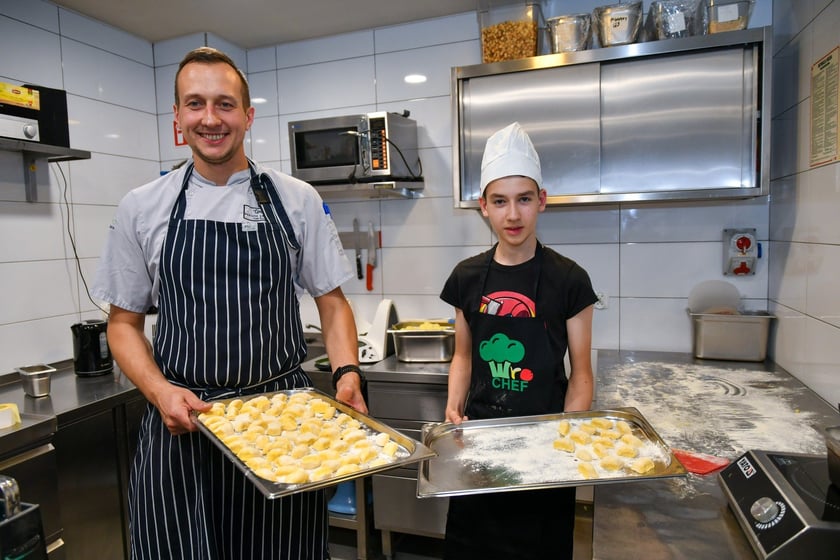 Na zdjęciu laureat konkursu WroCHEF Filip Barankiewicz i szef kuchni restauracji UMAMI Dumpling & Pasta Bar Dariusz Łaźniewski oraz specjał ?uczta dyniowo-grzybowa?