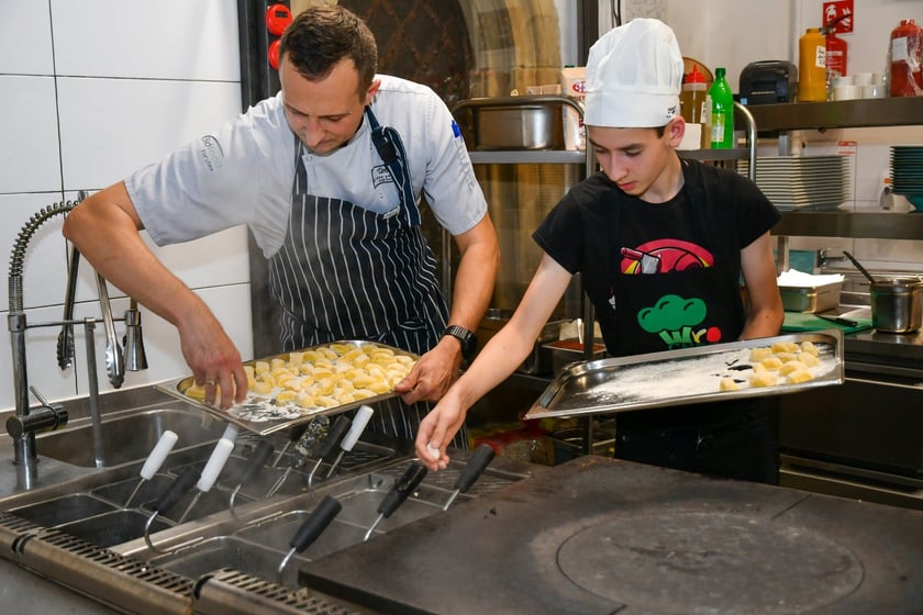 Na zdjęciu laureat konkursu WroCHEF Filip Barankiewicz i szef kuchni restauracji UMAMI Dumpling & Pasta Bar Dariusz Łaźniewski oraz specjał ?uczta dyniowo-grzybowa?