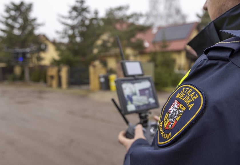 Na zdjęciu kontrola spalania w piecu prowadzona przez Straż Miejską Wrocławia - z wykorzystaniem drona