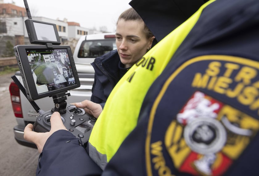 Na zdjęciu kontrola spalania w piecu prowadzona przez Straż Miejską Wrocławia - z wykorzystaniem drona