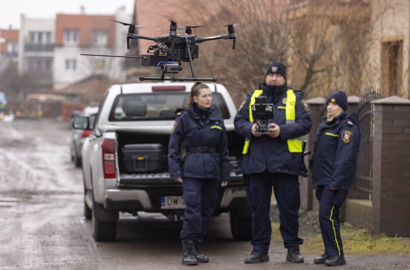 Na zdjęciu kontrola spalania w piecu prowadzona przez Straż Miejską Wrocławia - z wykorzystaniem drona