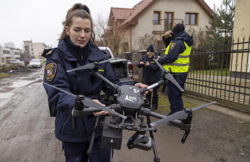 Na zdjęciu kontrola spalania w piecu prowadzona przez Straż Miejską Wrocławia - z wykorzystaniem drona