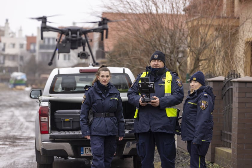 Na zdjęciu kontrola spalania w piecu prowadzona przez Straż Miejską Wrocławia - z wykorzystaniem drona